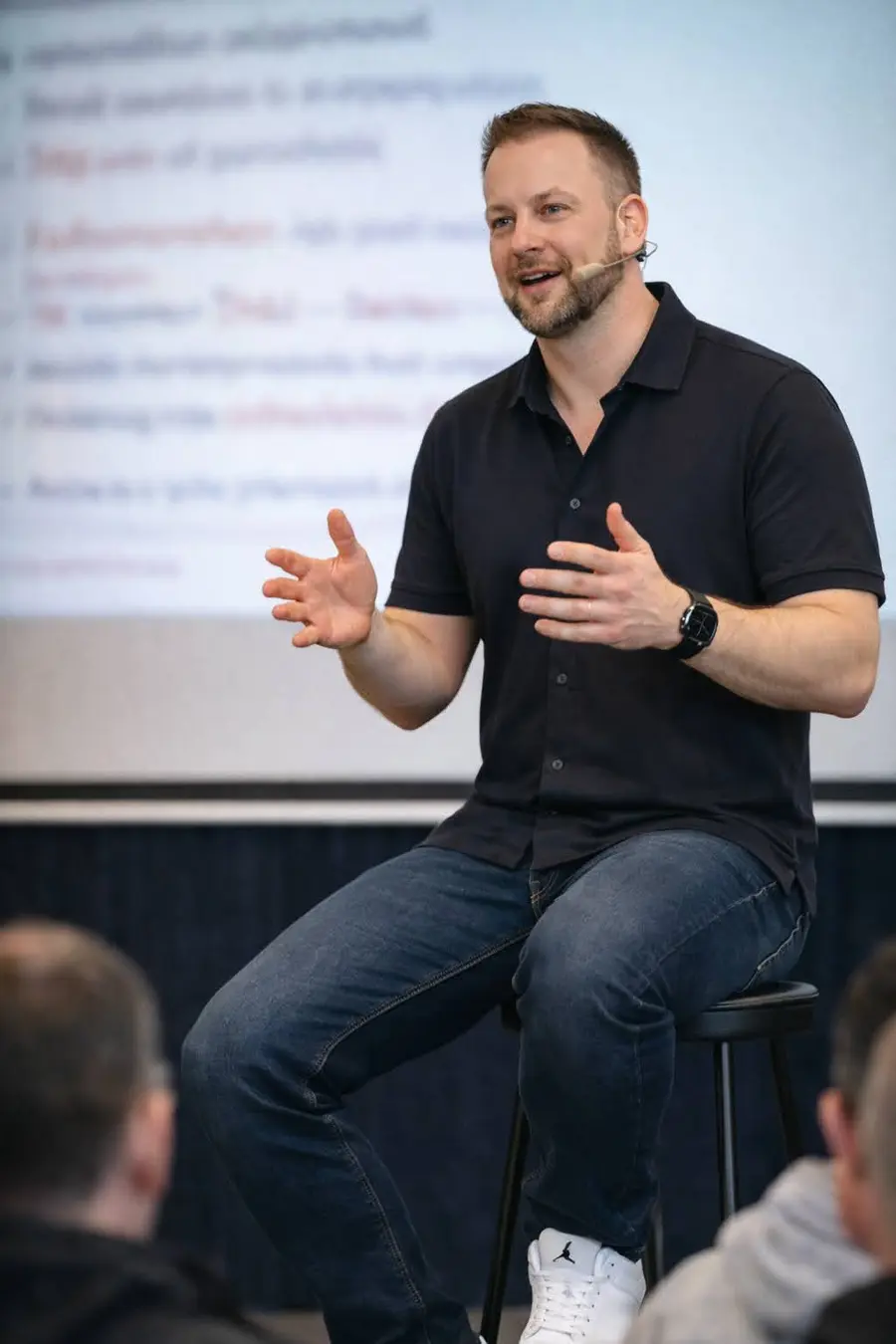 Björn Beil bei einem Vortrag vor Sportlern und Trainern