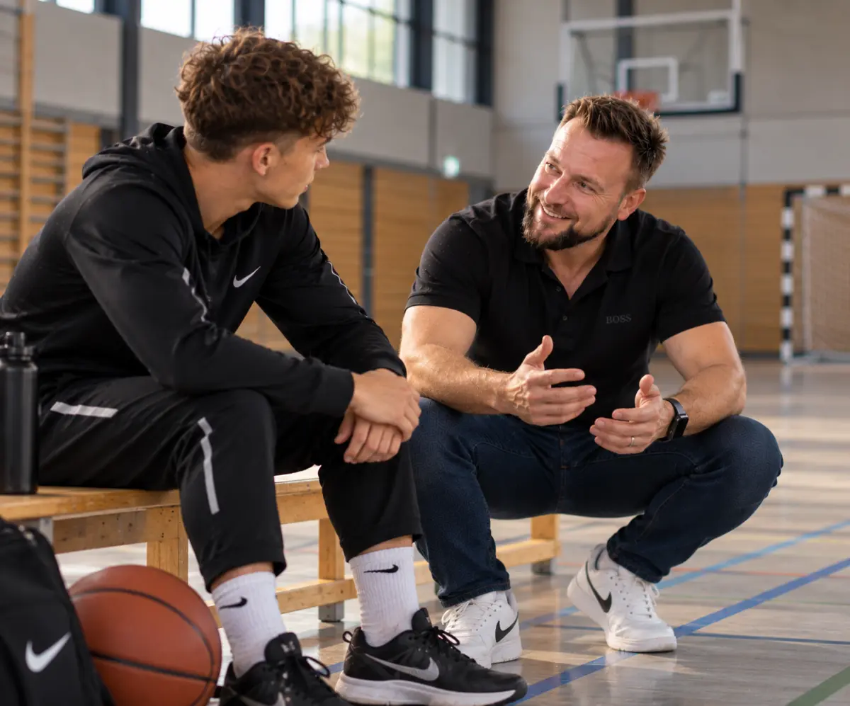 Persönliches Mentalcoaching zwischen Björn Beil und einem jungen Sportler in einer Sporthalle